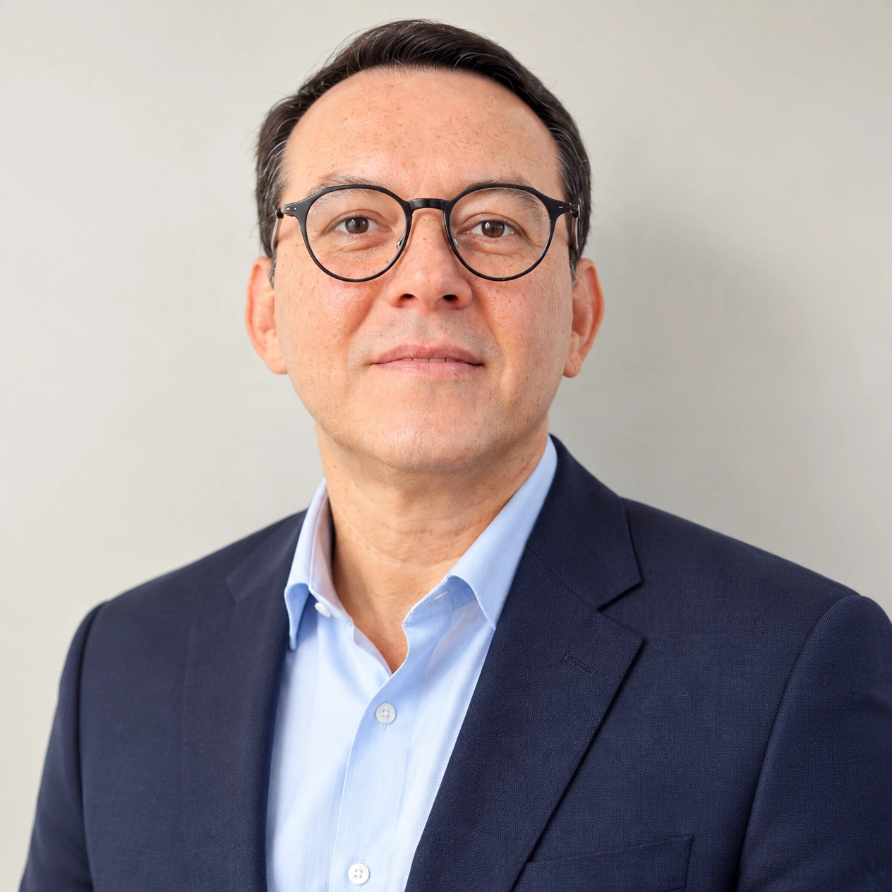 Carlos Samuel, advogado, de blazer azul-marinho e camisa clara