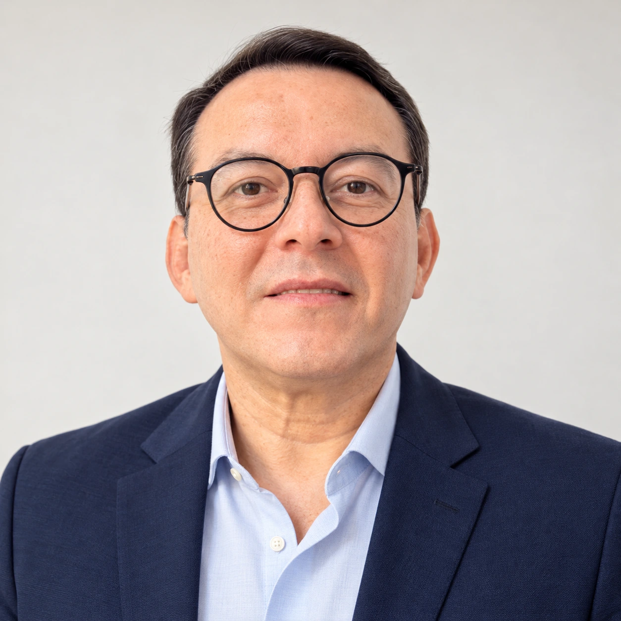 Carlos Samuel, advogado, de blazer azul-marinho e camisa clara